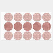 Rote und rosa Textilien auf einem gemusterten Tepp Etiketten (Blatt)