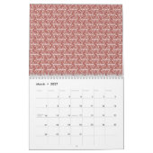 Rote und rosa Textilien auf einem gemusterten Tepp Kalender (Mär 2027)