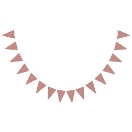 Rote und rosa Textilien auf einem gemusterten Tepp Wimpelkette