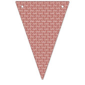 Rote und rosa Textilien auf einem gemusterten Tepp Wimpelkette (Erste Fahne)