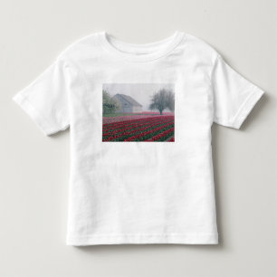 Rote und rosa Tulpen begrüßen den Tag an einem neb Kleinkind T-shirt