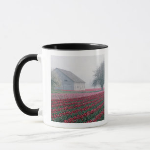 Rote und rosa Tulpen heißen den Tag auf einem Mist Tasse