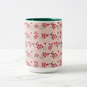 Rote und rosa Weihnachtsberries Zweifarbige Tasse (Mittel)