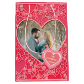 Rote und rosafarbene blumenreiche Herzen Valentins Mittlere Geschenktüte (Vorderseite)