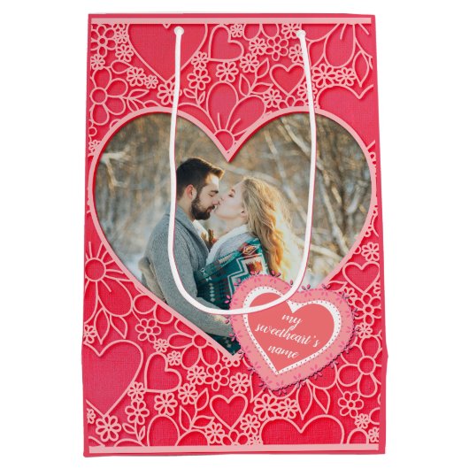 Rote und rosafarbene blumenreiche Herzen Valentins Mittlere Geschenktüte (Rückseite)