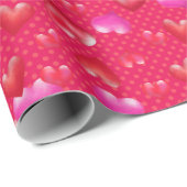 Rote und rosafarbene satinierte Herzen am Roten Va Geschenkpapier (Rolleneckpunkt)