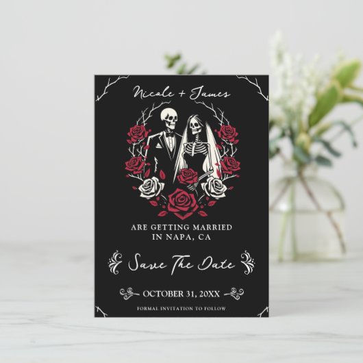 Rote und Schwarz-weiße Rose Skeletton Save the Dat Einladung (Stehend Vorderseite)