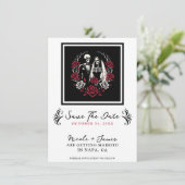 Rote und Schwarz-weiße Rose Skeletton Save the Dat Einladung (Stehend Vorderseite)