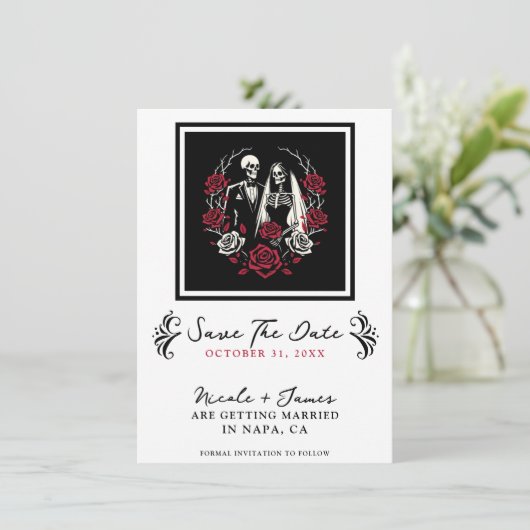 Rote und Schwarz-weiße Rose Skeletton Save the Dat Einladung (Stehend Vorderseite)