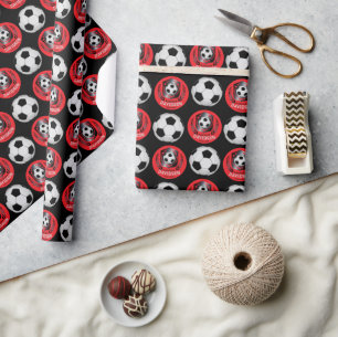 Rote und schwarze Fußball für sportliche Männer un Geschenkpapier