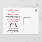 Rote und Schwarze gerade verheiratete Giraffe-Lieb Ankündigungspostkarte (Rückseite)