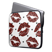 ROTE UND SCHWARZE LÖSUNG GEMUSTERTE LUSH LIPS LAPTOPSCHUTZHÜLLE (Vorderseite Links)