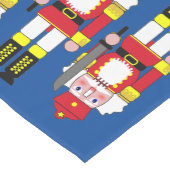 Rote und schwarze Nutcracker auf blauem Hintergrun Mittelgroßer Tischläufer (Ecke)