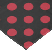 Rote und schwarze Polka-Punkte Tischdecke (Schrägansicht)
