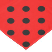 Rote und schwarze Polka-Punkte Tischdecke (Schrägansicht)
