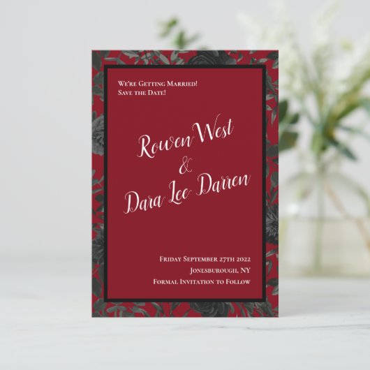 Rote und schwarze Rose Gothic Wedding Save the Dat Einladung (Stehend Vorderseite)