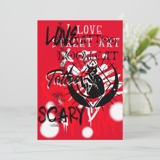 Rote und schwarze Street Art und eine schwarze Kat (Stehend Vorderseite)