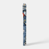 Rote und weiße bestickte Blüten auf Denim iPhone 15 Hülle (Linke Seite)