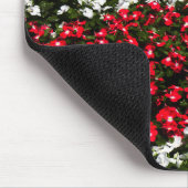 Rote und weiße Blume Mousepad (Ecke)