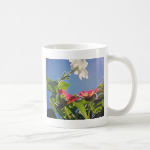 Rote und weiße Blume und Blauer Himmel Kaffeetasse