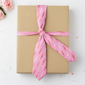 Rote und weiße Bonbons auf rosa Krawatte