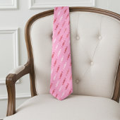 Rote und weiße Bonbons auf rosa Krawatte