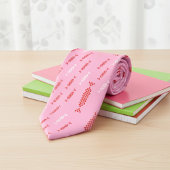 Rote und weiße Bonbons auf rosa Krawatte