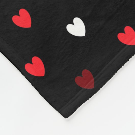 Rote und weiße Herzen auf schwarz Fleecedecke (Ecke)