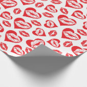 Rote und weiße Herzen und Küsse Geschenkpapier (Ecke)