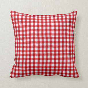 Rote und weiße Kissen im Freien- Gingham-Muster