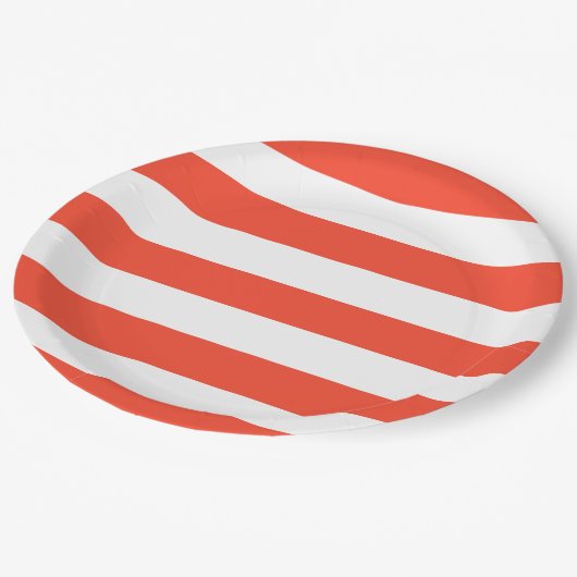 Rote und weiße Liegestühle Streifen Pappteller (Schrägansicht)