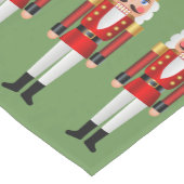 Rote und weiße Nussknacker Grüner Hintergrund Mittelgroßer Tischläufer (Ecke)