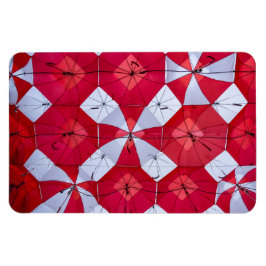 Rote und weiße offene Regenschirme Magnet