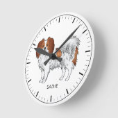 Rote und weiße Phalène mit personalisierbarem Name Runde Wanduhr (Winkel)