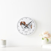 Rote und weiße Phalène mit personalisierbarem Name Runde Wanduhr (Zuhause)