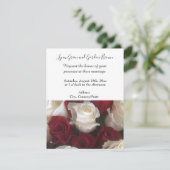 Rote und weiße Rose Einladung zur Hochzeit (Stehend Vorderseite)