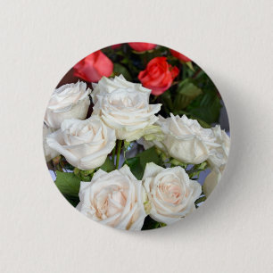 Rote und weiße Rosenblumenarrangement Button