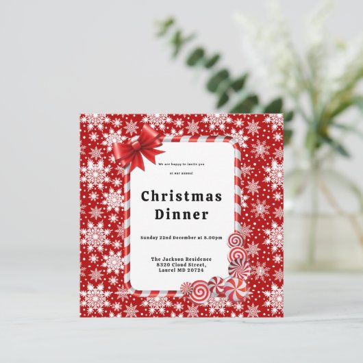 Rote und weiße Schneeflocken Muster Weihnachtsesse Einladung (Stehend Vorderseite)
