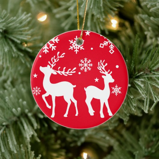 Rote und weiße Schneeflocken Rentiere Frohe Weihna Keramik Ornament (Baum)