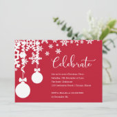 Rote und weiße Schneeflocken und Weihnachtsschmuck Einladung (Stehend Vorderseite)
