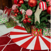 Rote und weiße Sternexplosion Streifen Polyester Weihnachtsbaumdecke