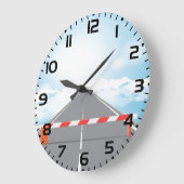 Rote und weiße Straßensperre blockiert Große Wanduhr (Winkel)