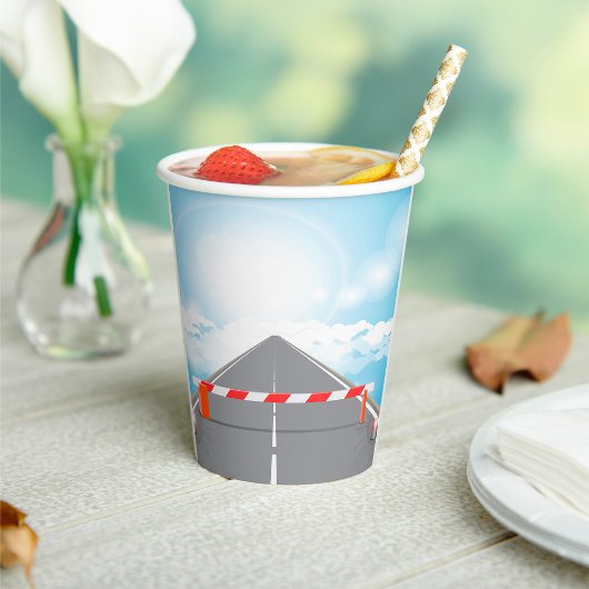 Rote und weiße Straßensperre blockiert Pappbecher