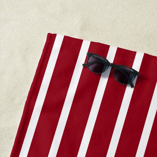 Rote und weiße Streifen mit dem Marine-Blau Strandtuch (Beispiel)