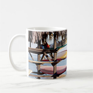 Rote und weiße Surfbretter in einem braunen Holzge Kaffeetasse