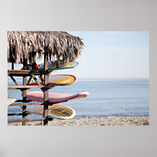 Rote und weiße Surfbretter in einem braunen Holzge Poster