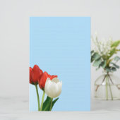 Rote und weiße Tulpen auf blauem Schreibpapier Briefpapier (Stehend Vorderseite)