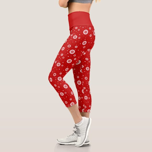 Rote und weiße Weihnachtsschneeflocken und Schneem Capri Leggings (Links)