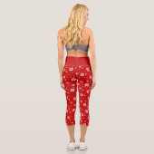 Rote und weiße Weihnachtsschneeflocken und Schneem Capri Leggings (Rückseite)