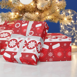 Rote und weiße Weihnachtsstrümpfe und Handschuhe  Geschenkpapier